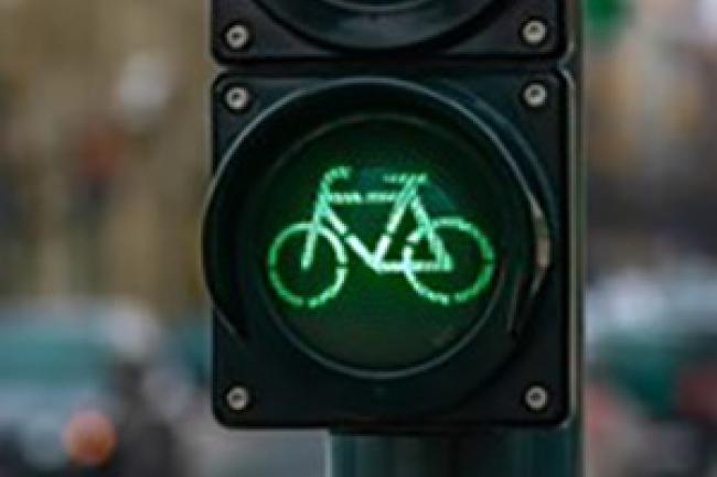 a stop signal with the green light displaying a bicycle outline.