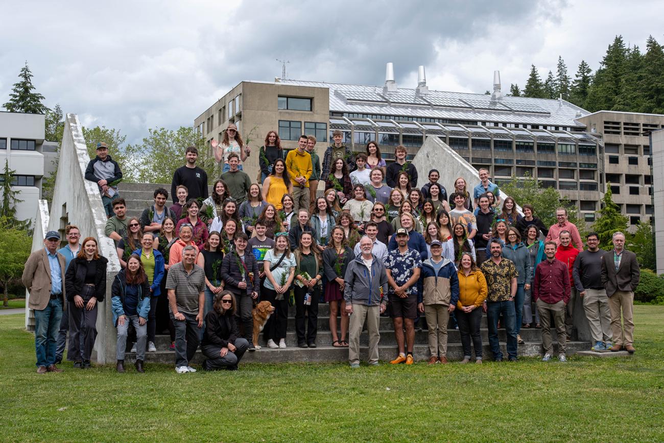 Students, staff and faculty pose for class photo